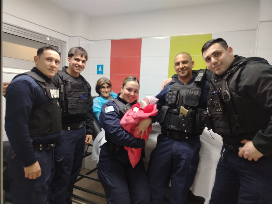 Milagros, la niña que nació en un parto de urgencia asistido por policías