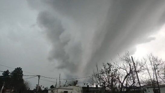 Techos caídos y evacuados: los videos del temporal en los departamentos de Uruguay