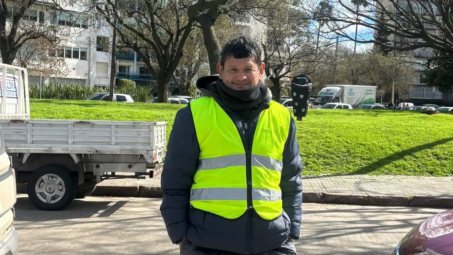 “Tuve que elegir esto o mandarme una”: la historia de Juan, cuidacoches de Villa Biarritz
