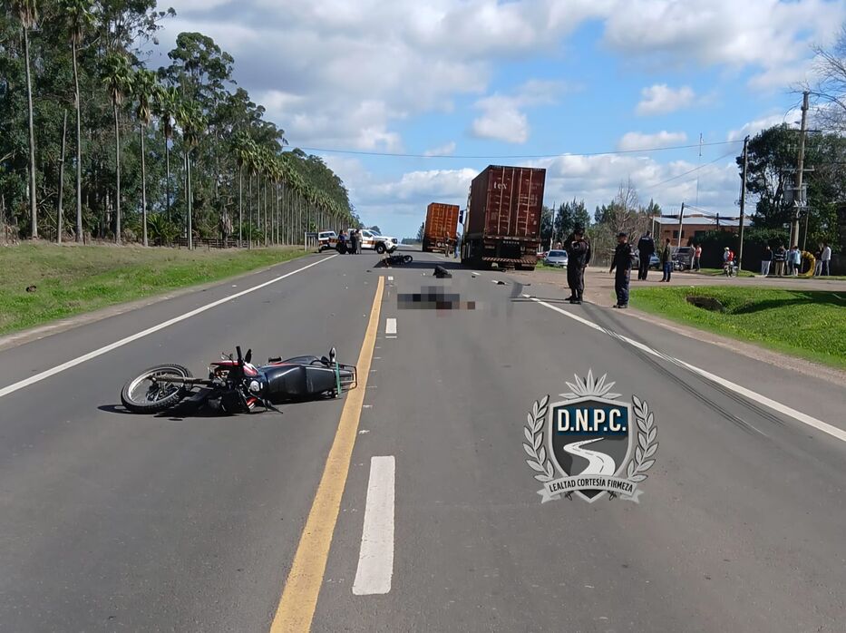 Joven iba en moto, chocó con otra, se cayó y lo atropelló un camión; murió en el lugar