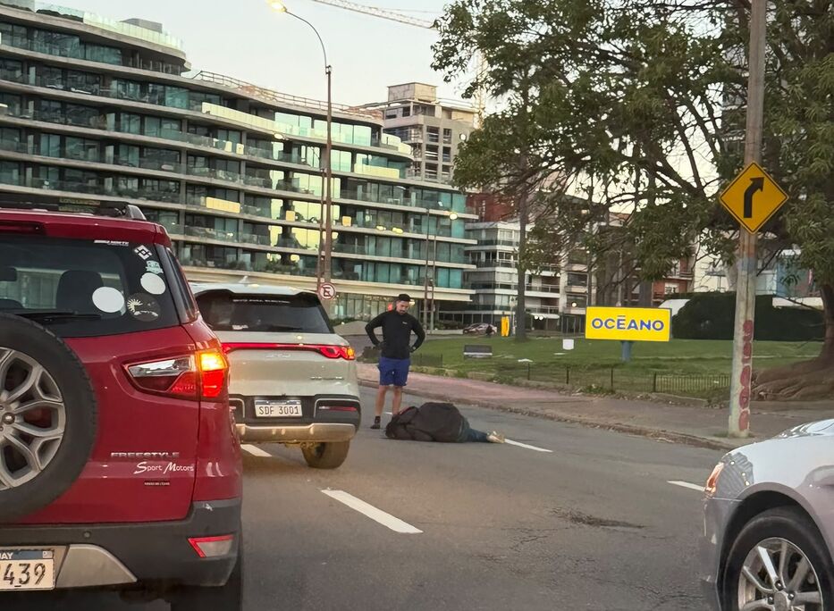 “Se tira y no se mueve”: vecinos de Buceo “cansados” de un hombre que duerme en la rambla