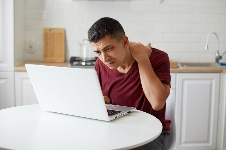Un hombre teletrabaja en la cocina de su casa. Foto: Freepik
