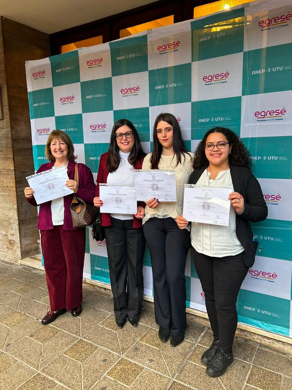 Presumiendo los diplomas.