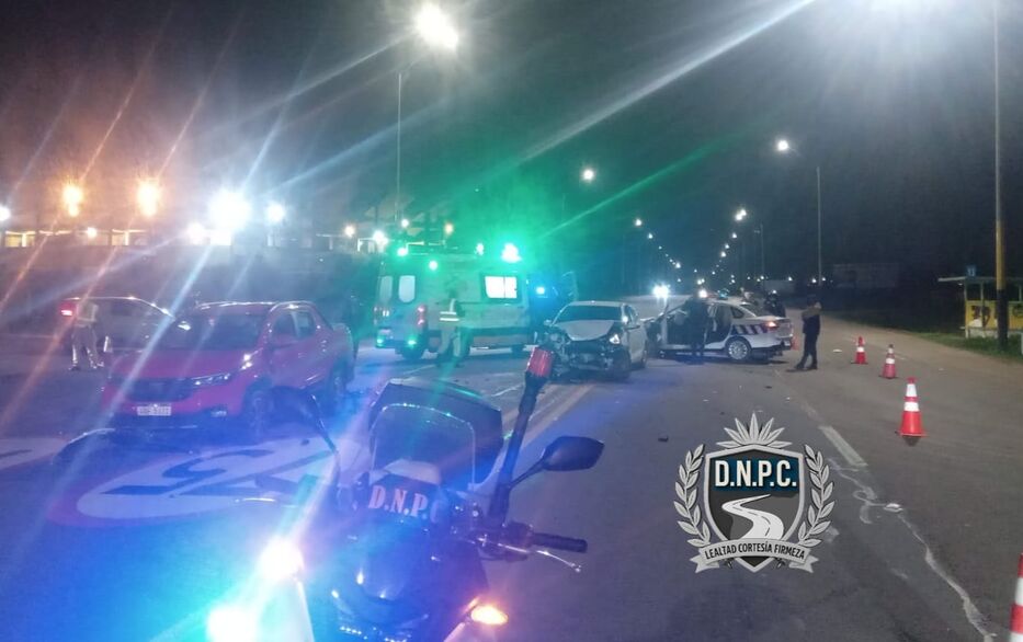 Un auto iba por ruta 102, quiso doblar, pero fue chocado por la Policía; hay cinco heridos