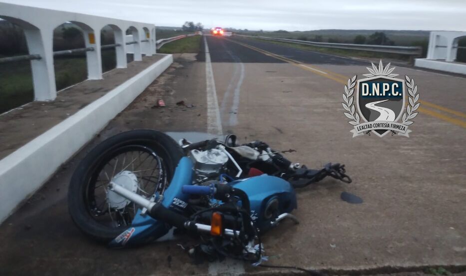 Salto: motociclista de 17 años falleció tras chocar contra cabecera de un puente