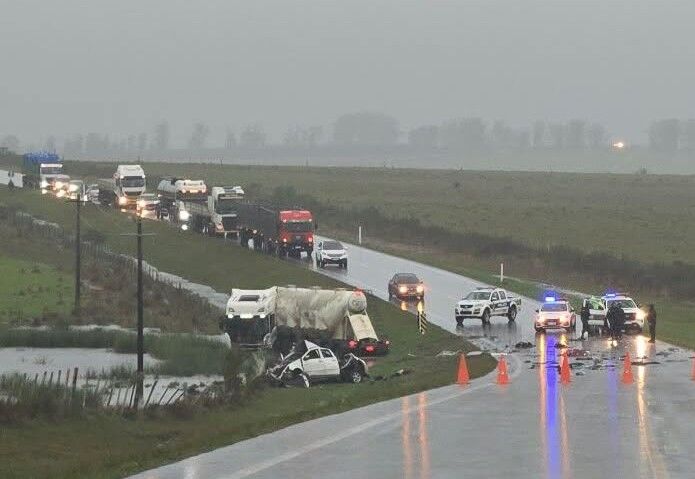 Tragedia en ruta 8 por colisión frontal entre camión y camioneta que dejó cuatro muertos
