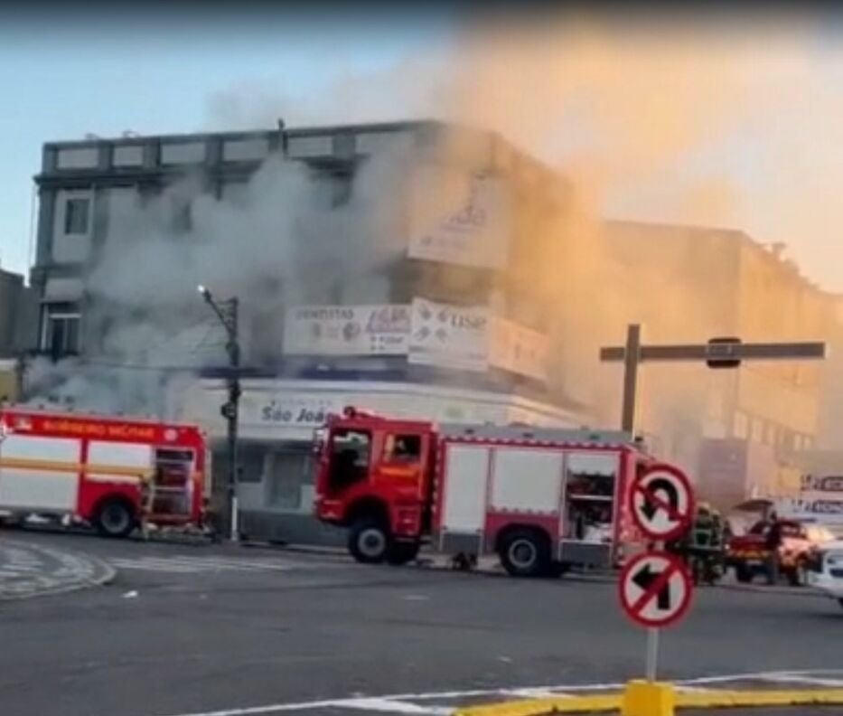 Más de 20 bomberos de Rivera combatían un incendio en un subsuelo y el techo se derrumbó