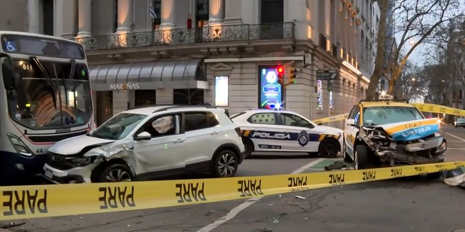En el centro del Centro: Ómnibus, auto y taxi chocaron en 18 de Julio y Yaguarón