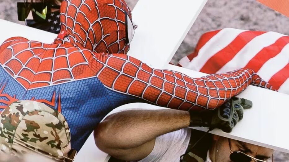 Spider-Man se enfrentó a un grupo en una protesta, fue detenido y ahora recaudan dinero