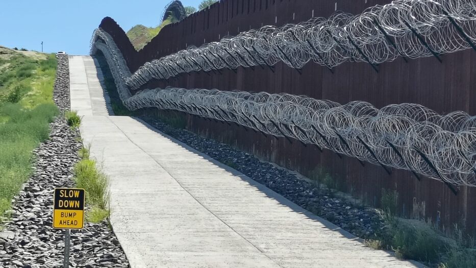 Tolerancia cero: un día en el desierto que separa EE. UU. de México entre avisos y túneles