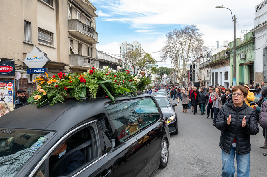 El cortejo de Ruben Rada partió desde Barrio Sur entre música, aplausos y mucha emoción