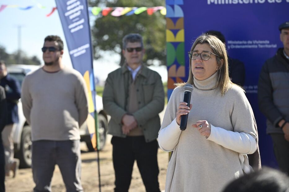 MVOT entregó 40 viviendas y anunció obras para transformar el barrio Puesta al Sol