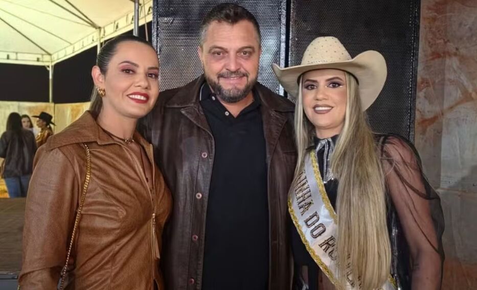 Reina de belleza revela que vive en trío con su hermana gemela y un novio que comparten