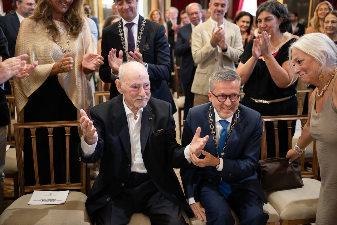 A los 99 años, el actor más viejo del mundo en actividad recibe “máxima distinción”