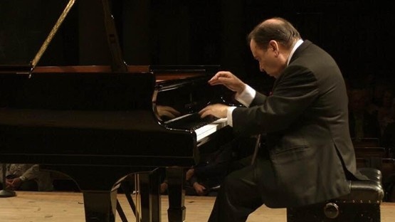 Alberto Reyes: "La música clásica empezó a quedarse sin espacios legítimos en Uruguay"