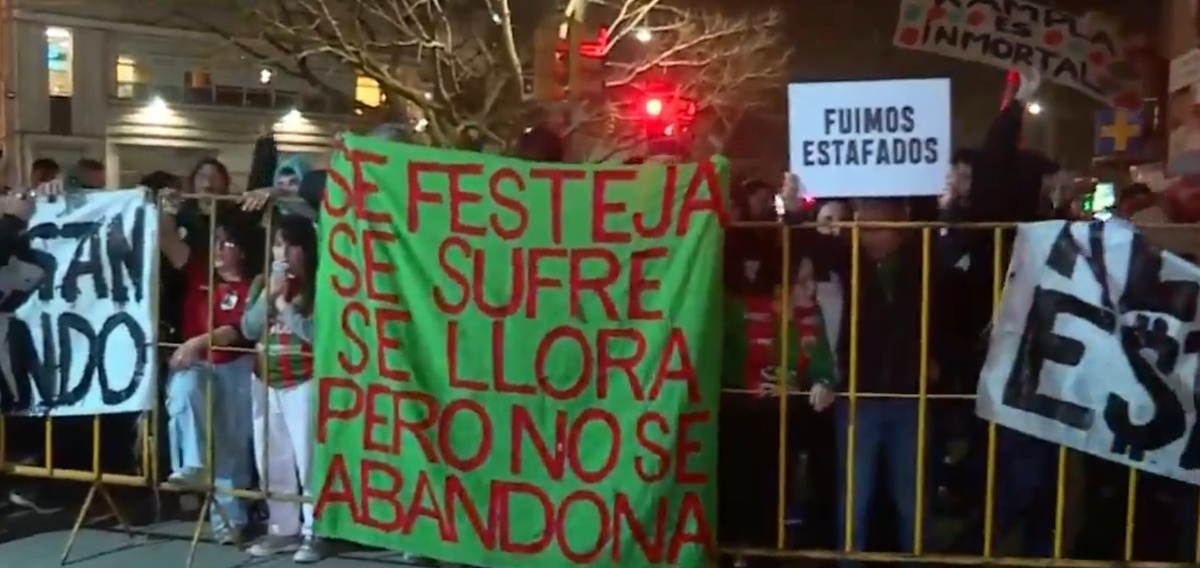 Hinchas de Rampla Juniors reclaman disolución de la SAD y se manifestaron frente a la AUF