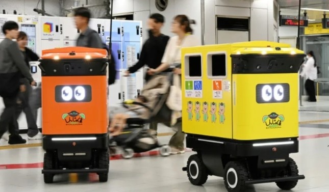 Tokio prueba robots recolectores de basura en su estación más concurrida