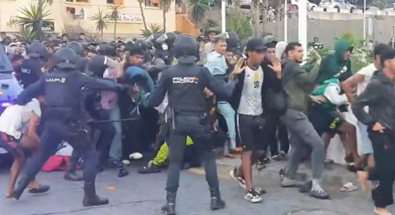 Nuevas corridas y más tensión en Ceuta por el traslado de inmigrantes a otro refugio