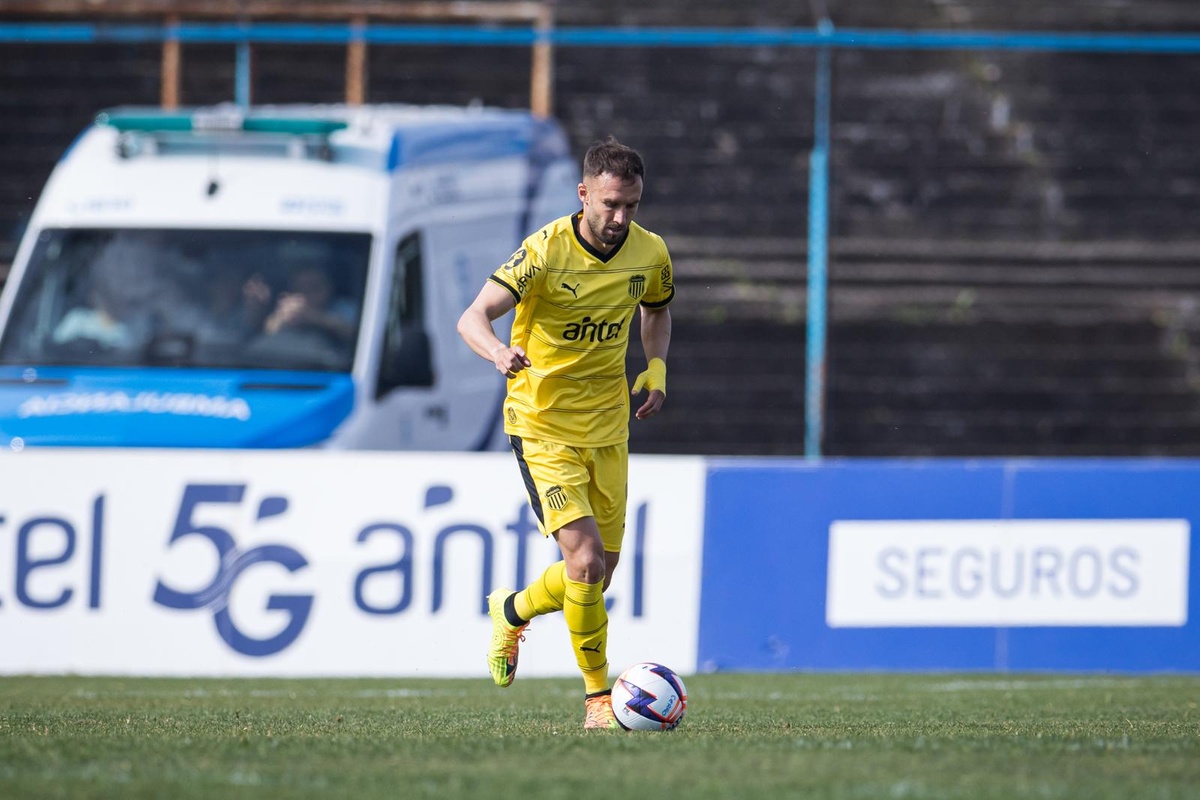 Pezzella no jugará con Torque porque, según Peñarol, “los tribunales responden a Nacional”