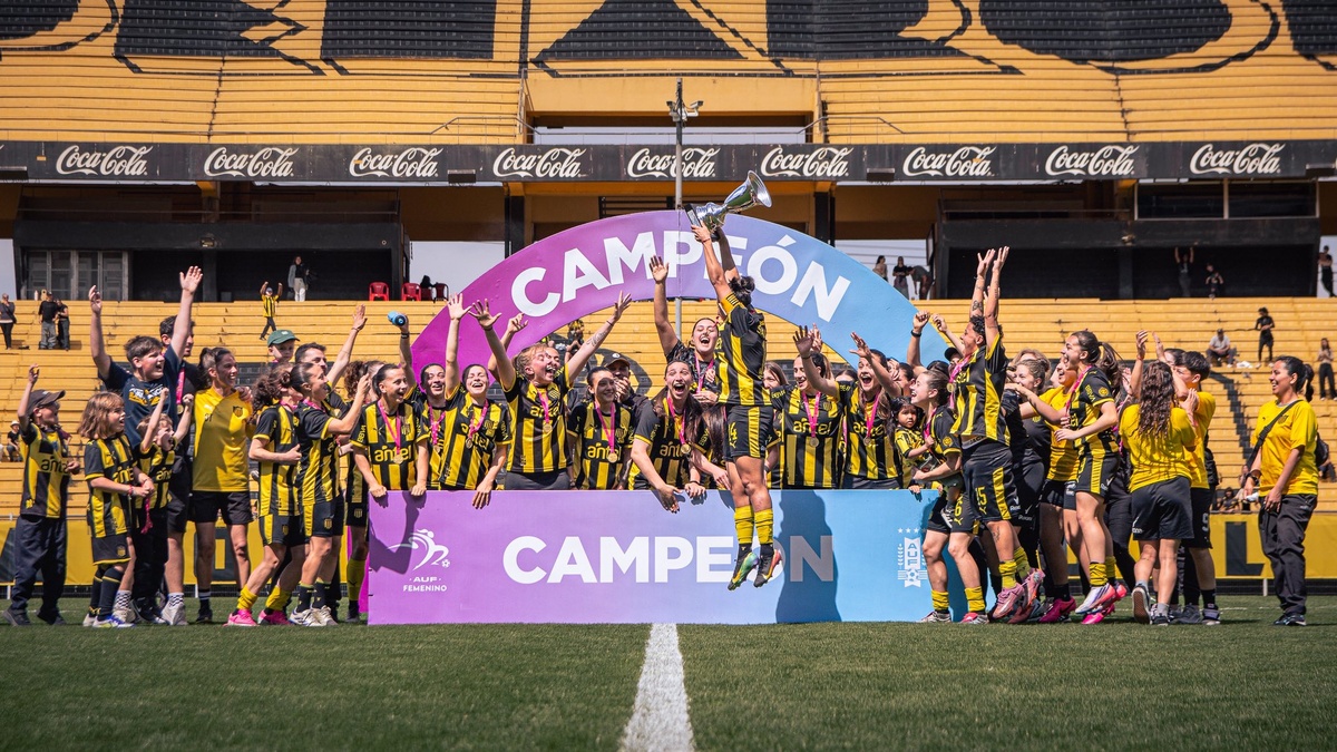 Femenino: Peñarol goleó 9-0, salió campeón del Clausura invicto y habrá final clásica