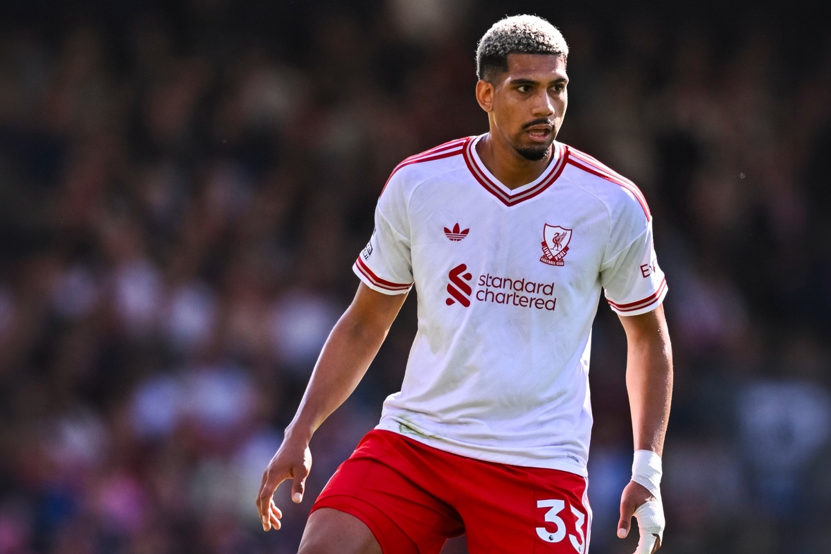 Premier: Liverpool, con Ronald Araujo titular, y City ganaron. United empató agónicamente