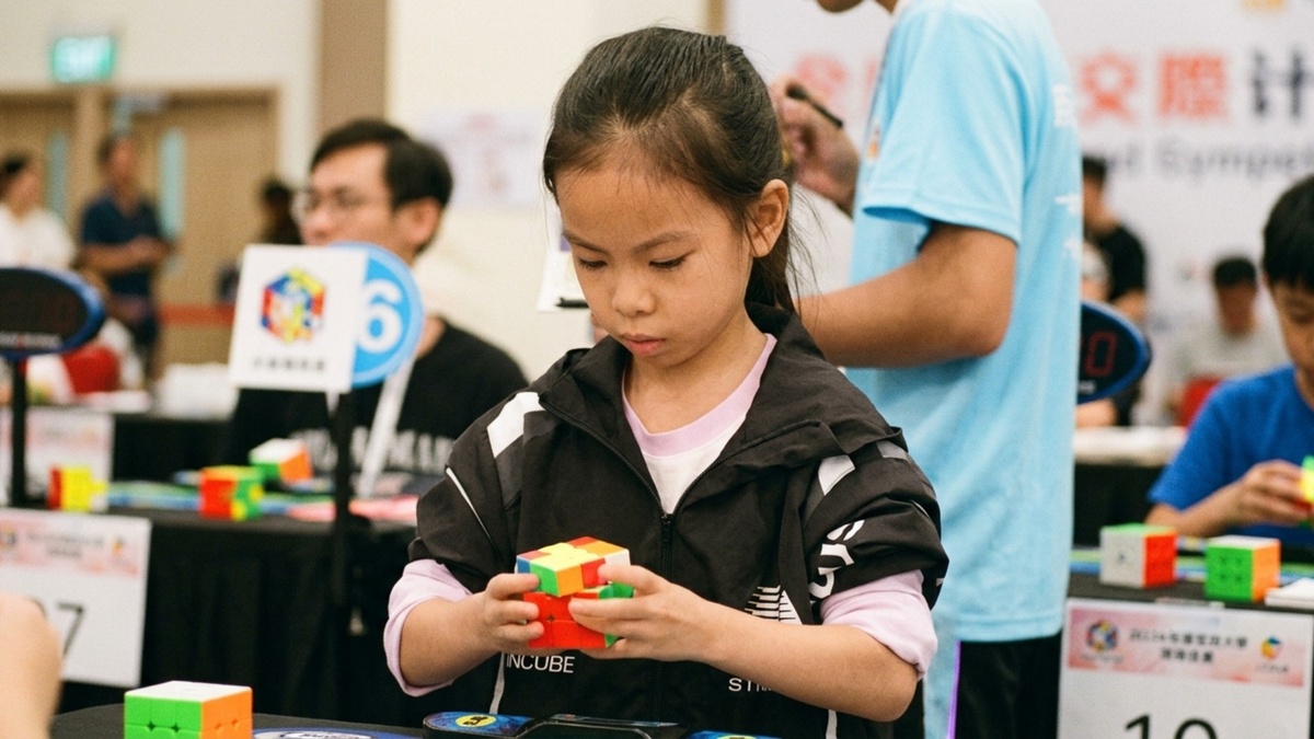 Niña china de 6 años rompe el récord mundial femenino del Cubo de Rubik