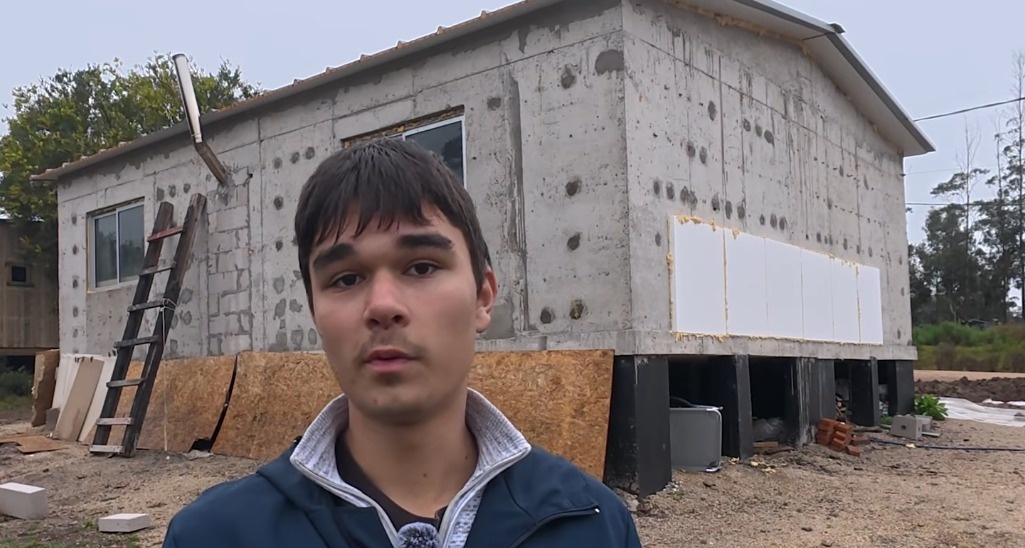 Es ucraniano, llegó a Uruguay sin hablar español y ahora construye su casa en Piriápolis