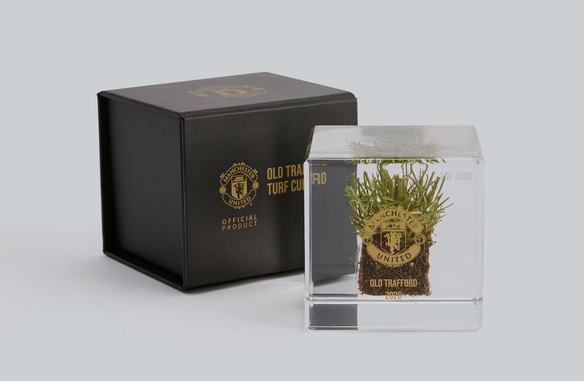 Manchester United debe más de 1.100 millones de euros y vende partes de su césped por 145