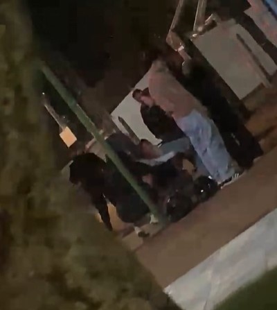 Desesperante: dos adolescentes quedaron atrapadas dentro de una cubierta de auto