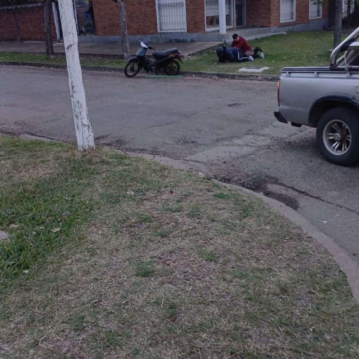 Civiles detuvieron a hombre por presunto robo, llegó Policía y al esposarlo estaba muerto