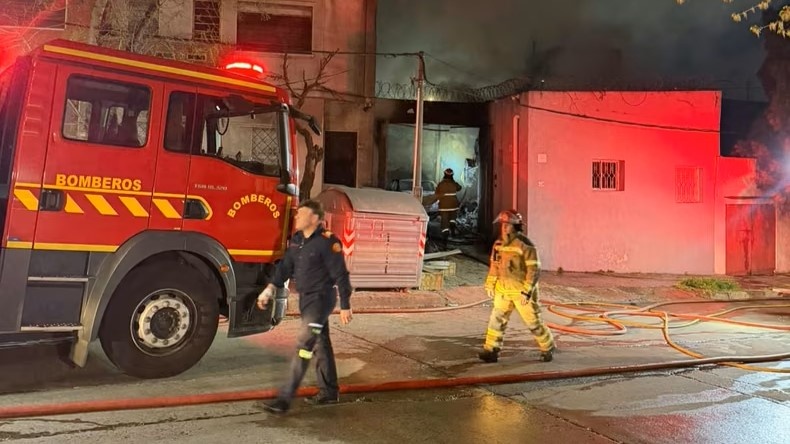 Incendio destruyó depósito en Cerrito de la Victoria: dos personas resultaron heridas