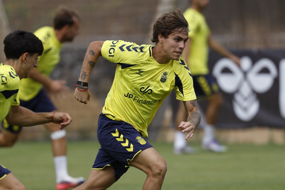 Jeremía Recoba, que volvió a entrenar en Las Palmas tras un año, deberá esperar para jugar