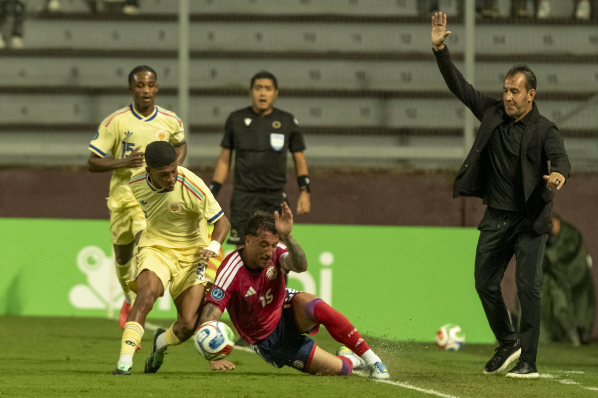 Costa Rica, con un Francisco Calvo “en shock”, cayó 3-4 con Curazao tras ir ganando 3-0