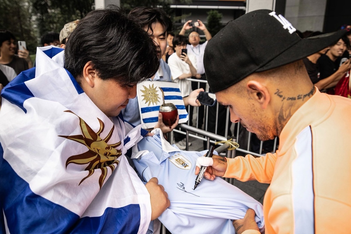 Multitud de japoneses despidió a Uruguay, que viajó a Corea con un jugador con vendaje