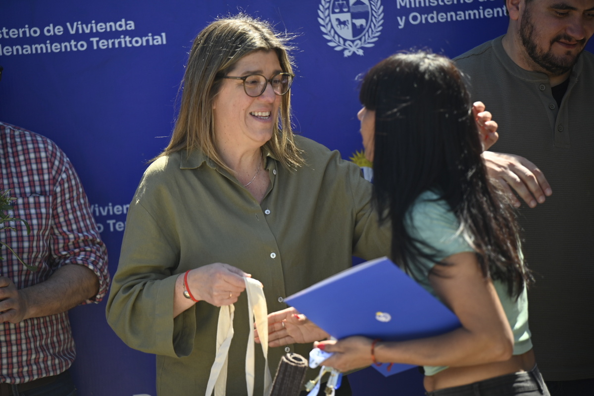 MVOT entregó 28 viviendas en Piedras Blancas y proyecto alcanzará a 617 hogares
