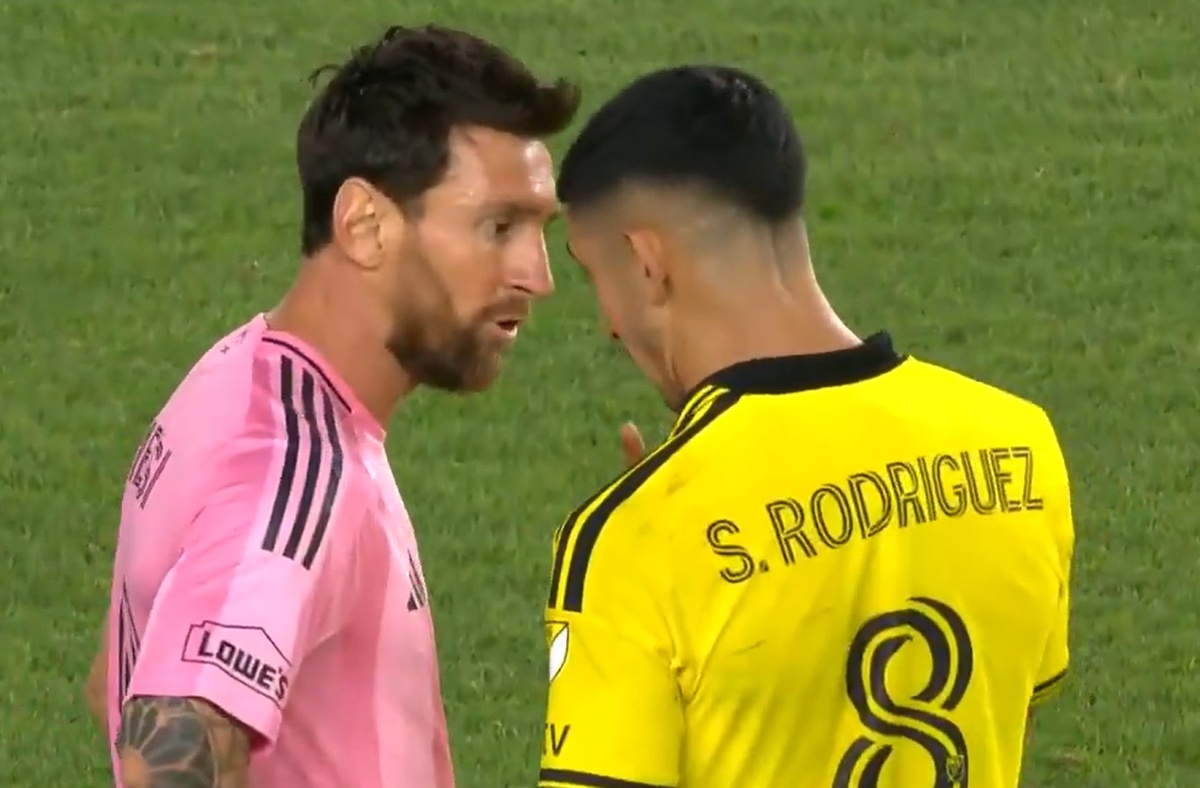El cruce de Santiago Rodríguez con Messi en el 2-1 de Columbus Crew sobre Inter Miami