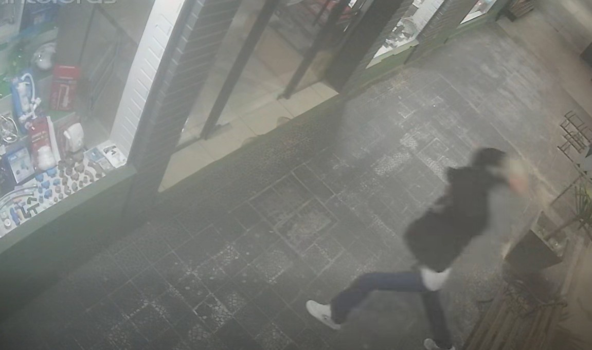 “Rompe más de lo que roba”: ladrón robó una tienda tras destrozar la vidriera con una roca
