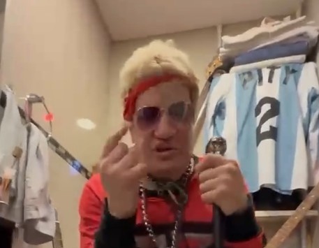 “Descalzo y a los gritos”: alertan “brote psiquiátrico” de Pity Álvarez previo a audiencia
