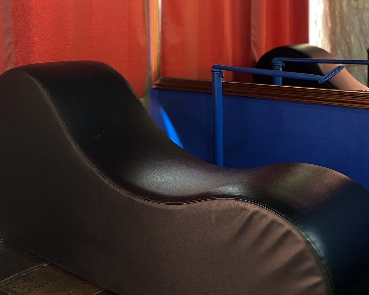Entró a robar a un motel, puso todo en bolsas para irse pero lo encontraron en la cama