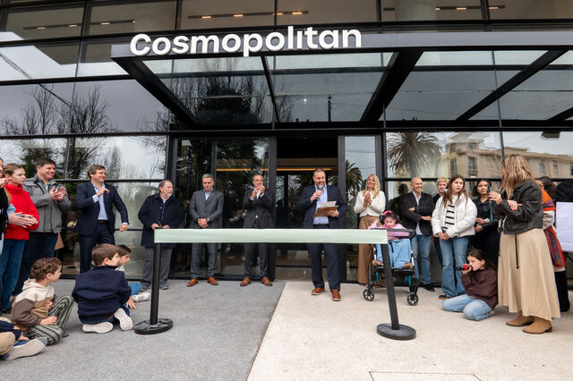 Gonzalo Pittaluga, David Kopel, Yamandú Orsi, Sebastián Sánchez y Fabian Kopel en la inauguración de Cosmopolitan junto a sus familiares. Foto: Javier Noceti