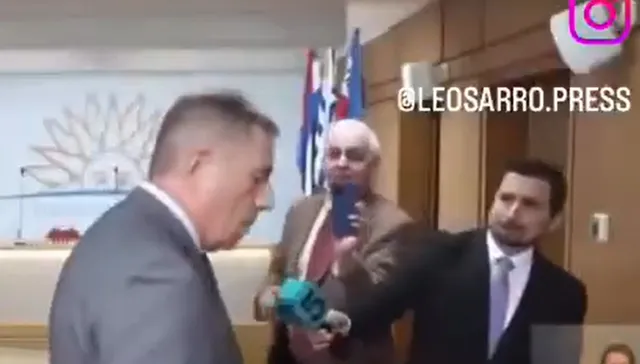 Hombre con dos celulares