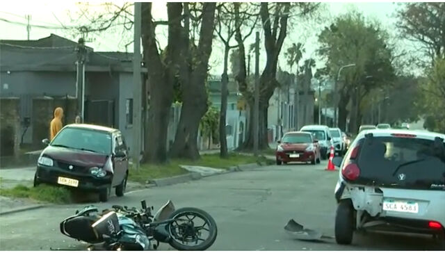 Hombre manejaba una moto drogado, no respetó cartel de pare y provocó choque múltiple