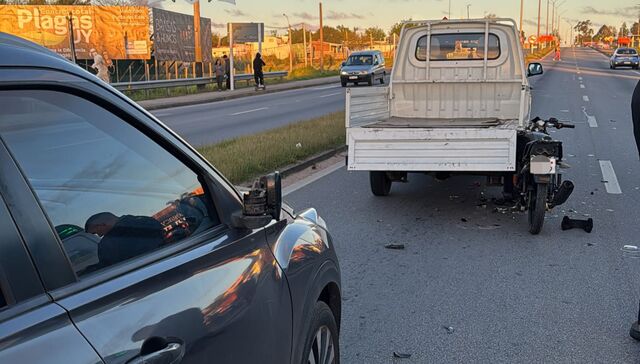 Brutal: un hombre iba en moto, chocó contra dos camionetas en el mismo sentido y murió