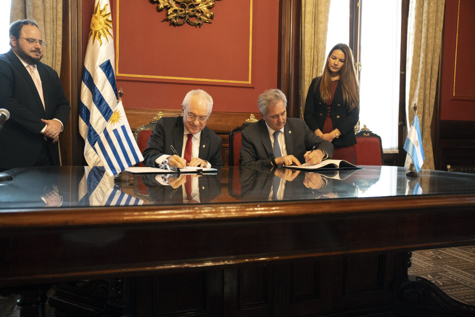 Uruguay y Argentina firman acuerdo para dinamizar el transporte aéreo: qué implica