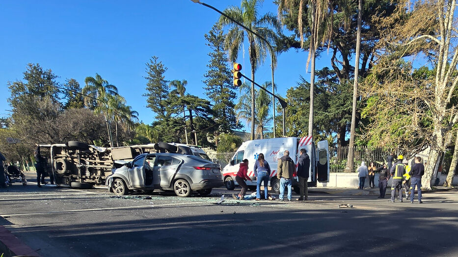 Accidente en Agraciada y Capurro involucró a camioneta que trasladaba niños