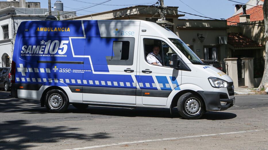 Balearon una ambulancia de ASSE que trasladaba un paciente grave al Hospital Maciel