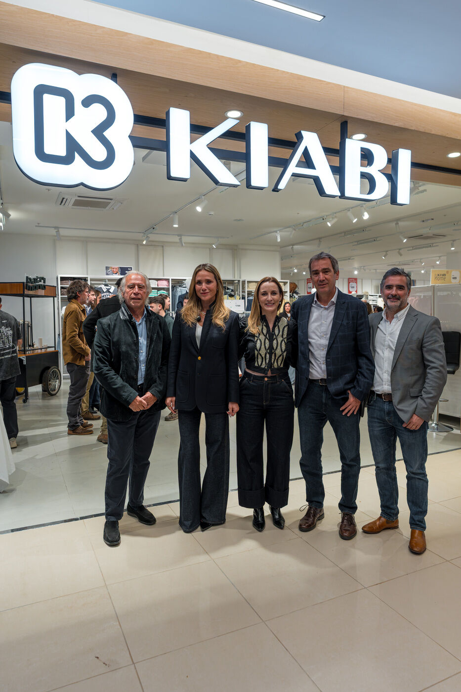 Eduardo Maiorano y Sabine Mulliez, socios de Grupo One, Elisa Tabárez, gerenta Comercial de Kiabi, Omar Daneri, CEO de Grupo Antelo y Emiliano Aldabalde, director de Retail de Grupo Antelo. Foto: cedida a Montevideo Portal