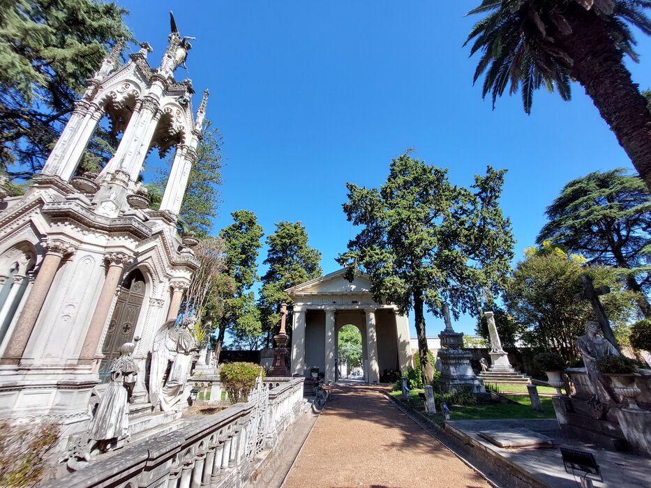 El mausoleo de Manuel Stirling y Nicolasa Argois y la entrada del museo. Foto: Pedro Dutour.