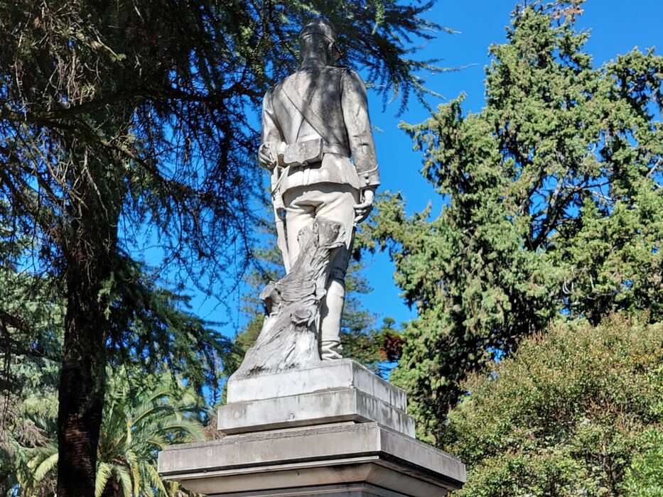 La figura de Galán y Rocha corona su propia tumba. Foto: Pedro Dutour.