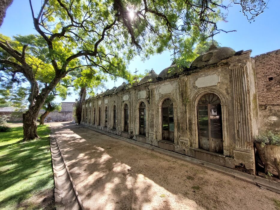 Tumbas en el también conocido cementerio viejo. Foto: Pedro Dutour.